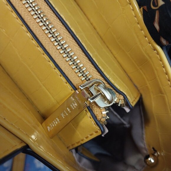 3122 Medium Ann Klein Cross Body Shoulder Bag In Gold and Black - Picture 9 of 13